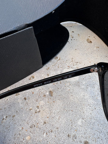 PRADA. Gafas de sol negras