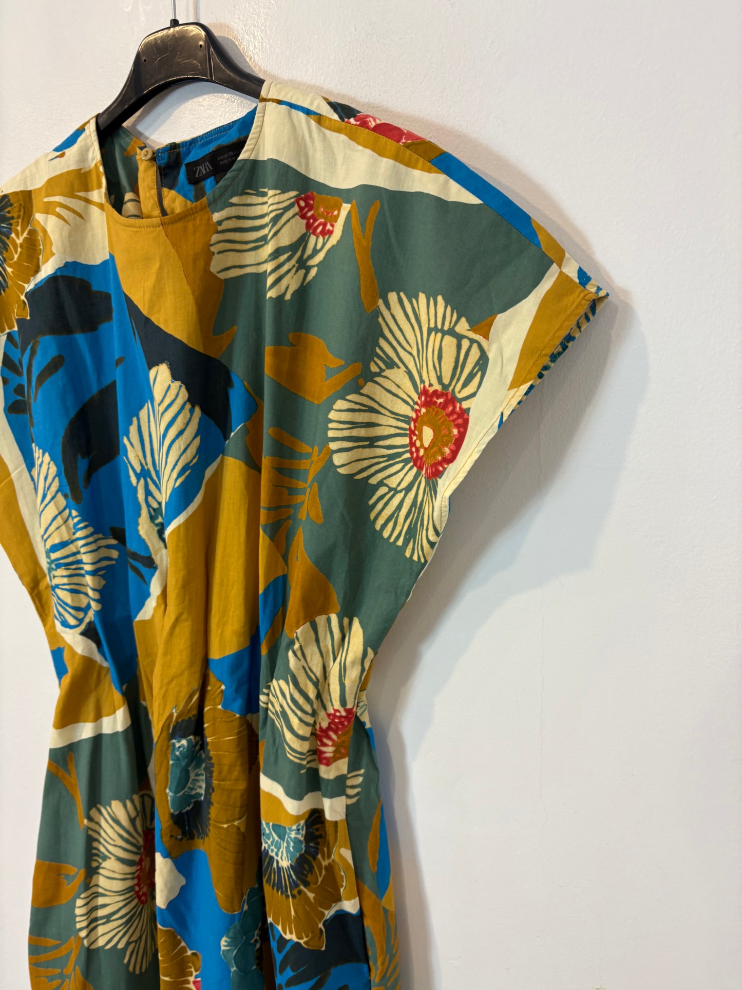 ZARA. Vestido midi estampado