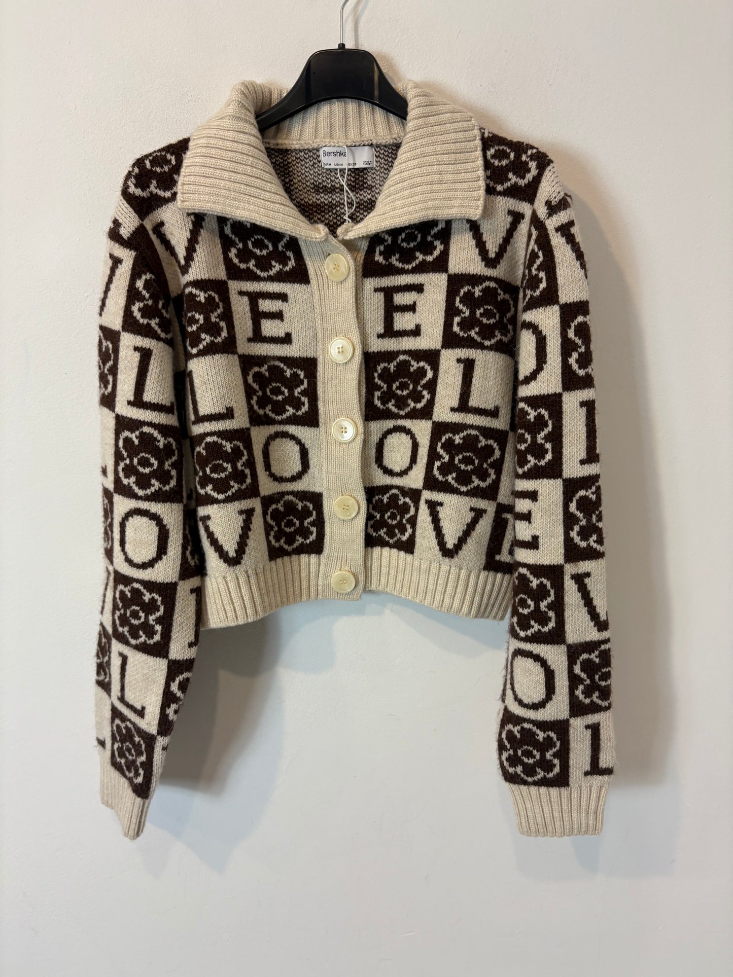 BERSHKA. Chaqueta punto letras