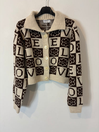 BERSHKA. Chaqueta punto letras