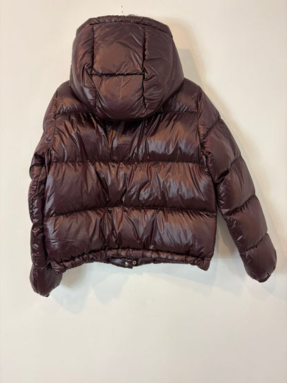 EMME Marella. Plumas berenjena oscuro capucha