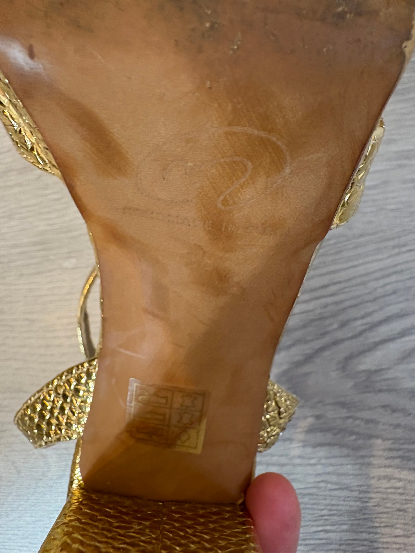 MICUIR. Sandalia dorada textura