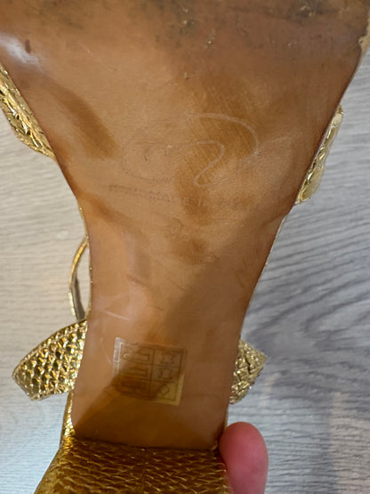 MICUIR. Sandalia dorada textura