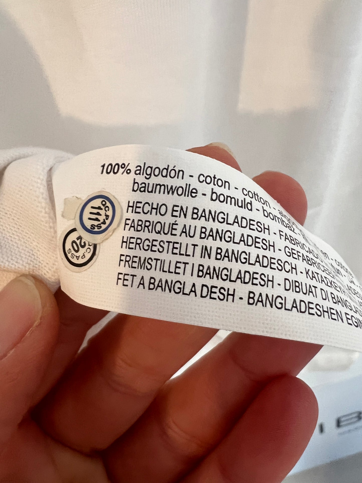 ZARA. Camiseta algodón blanca asimétrica. T M