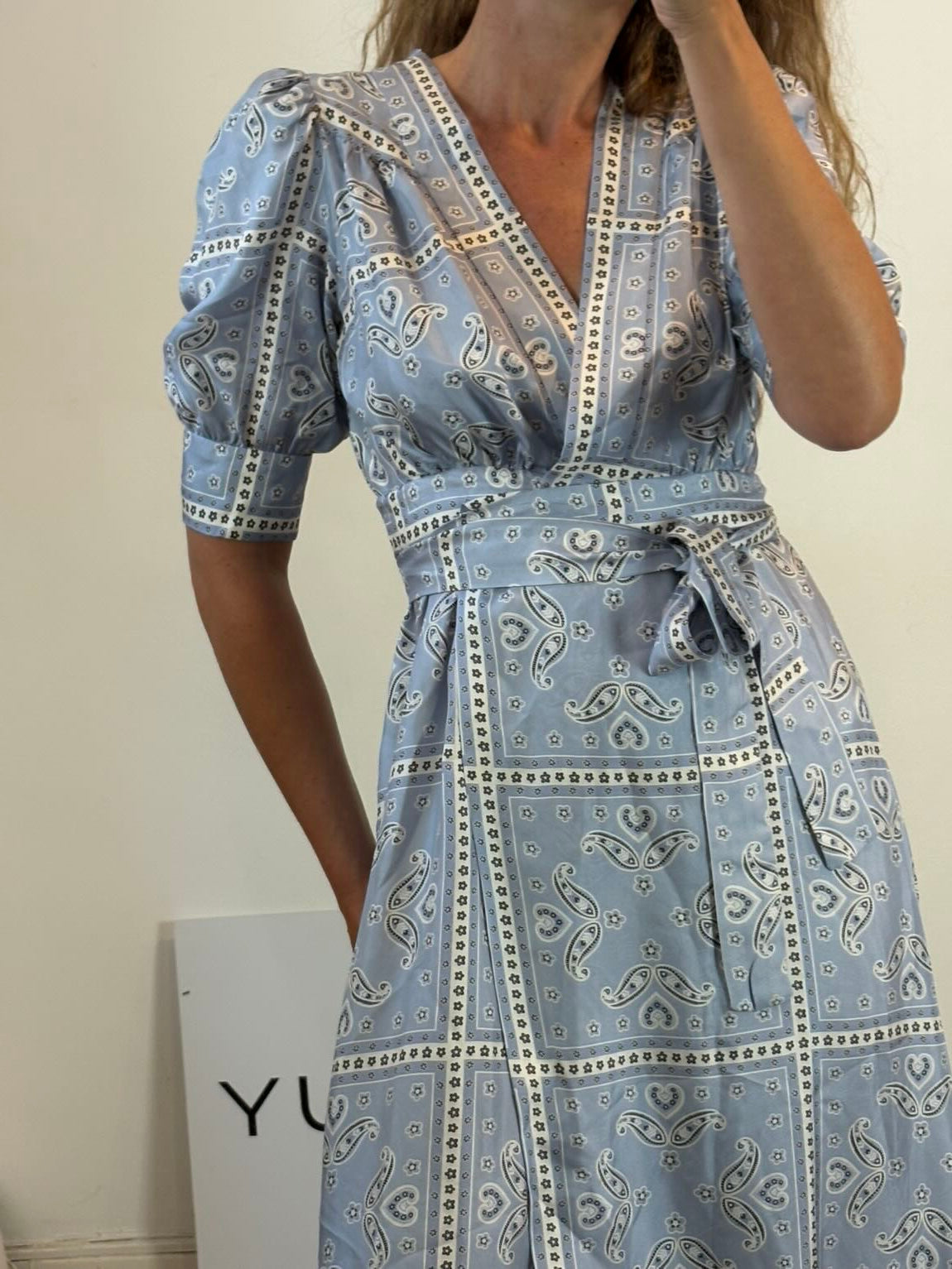 SANDRO. Vestido largo cruzado seda  azul claro