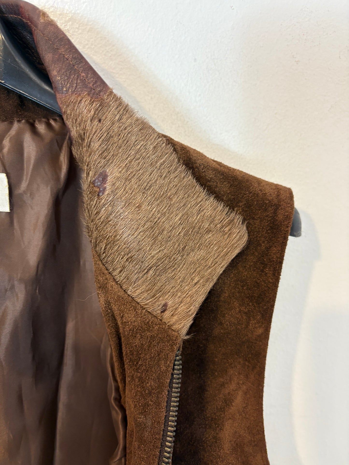 ANTONELLO SERIO. Brown leather vest with fringes. Size 40