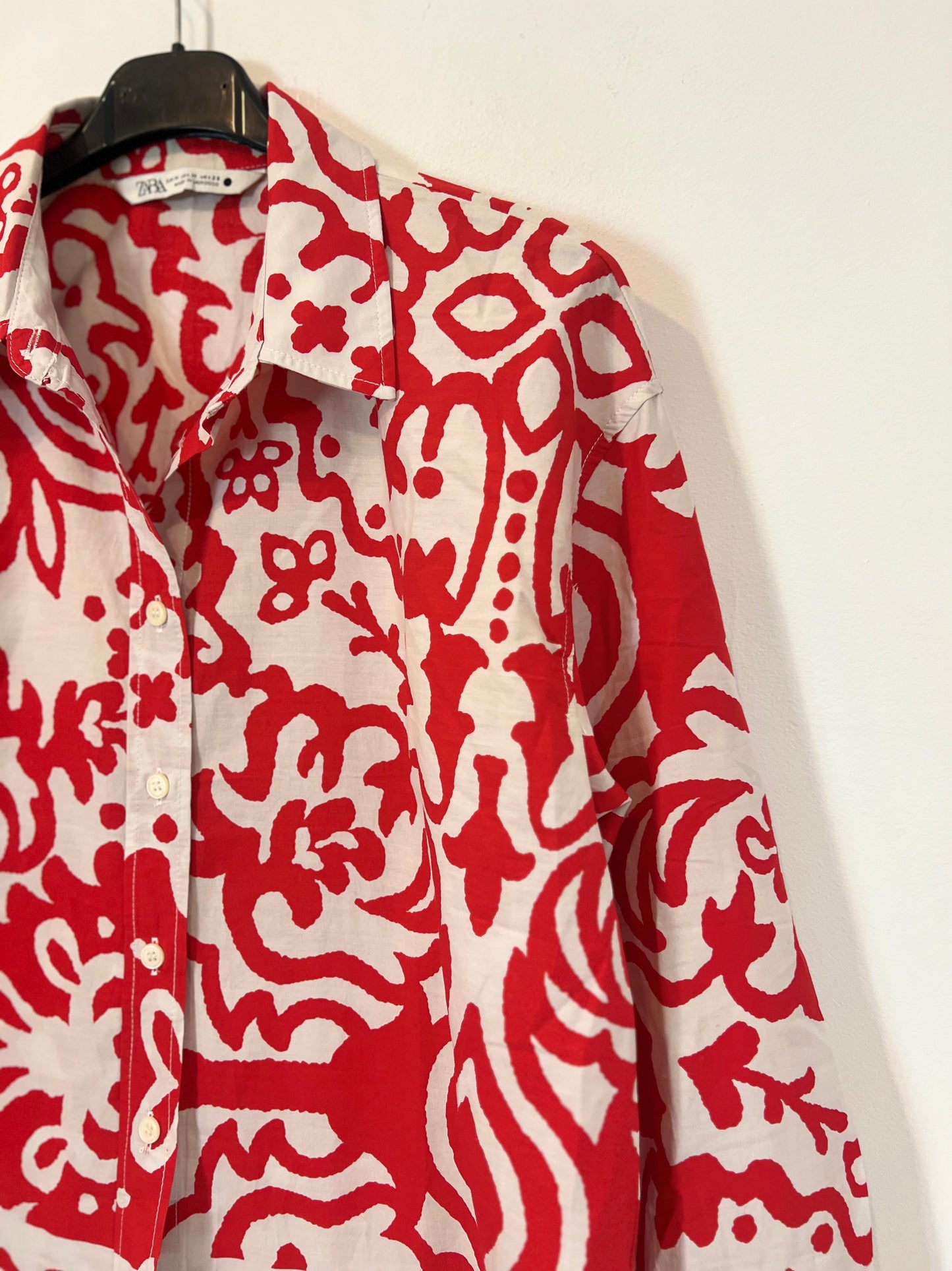 ZARA. Blusa estampado rojo T.m