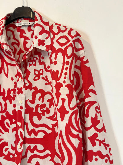 ZARA. Blusa estampado rojo T.m
