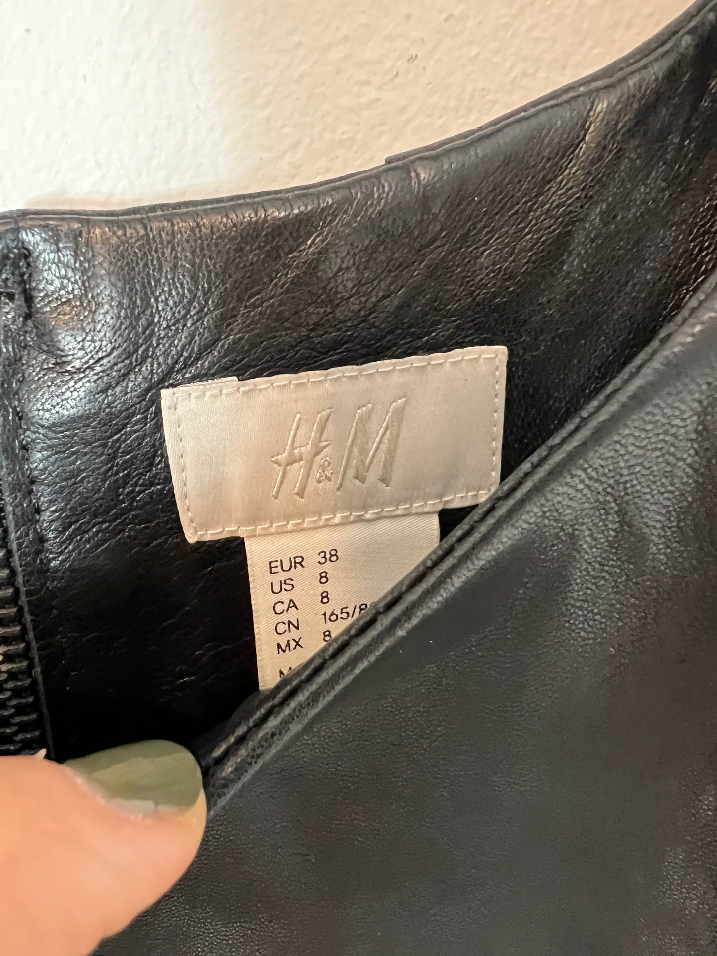 H&M. Top negro piel . T 38