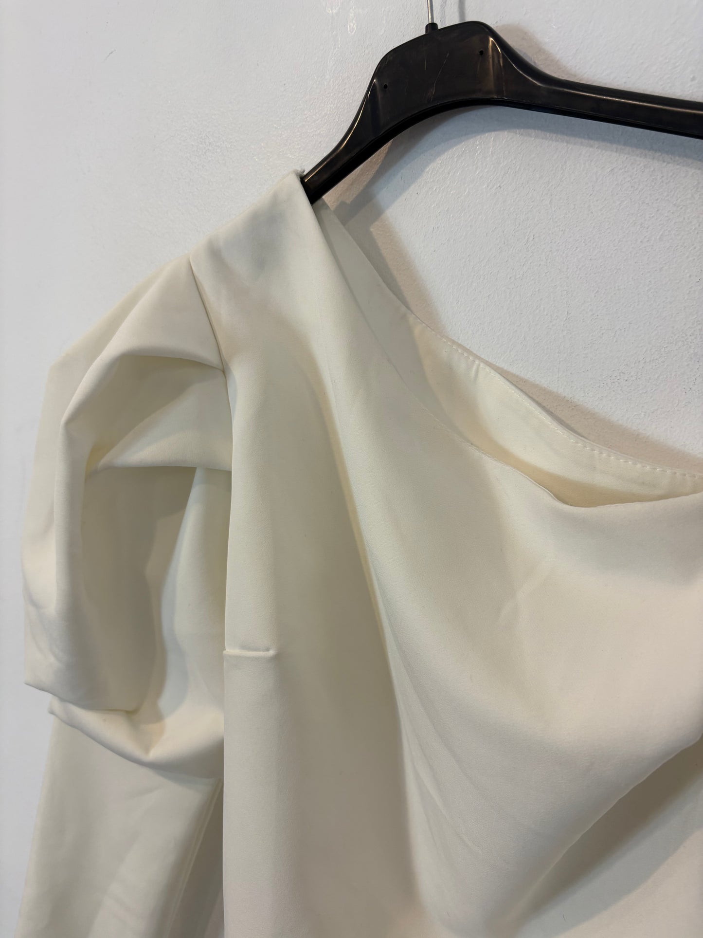 OTHERS. White asymmetrical top with puffed sleeves. TM