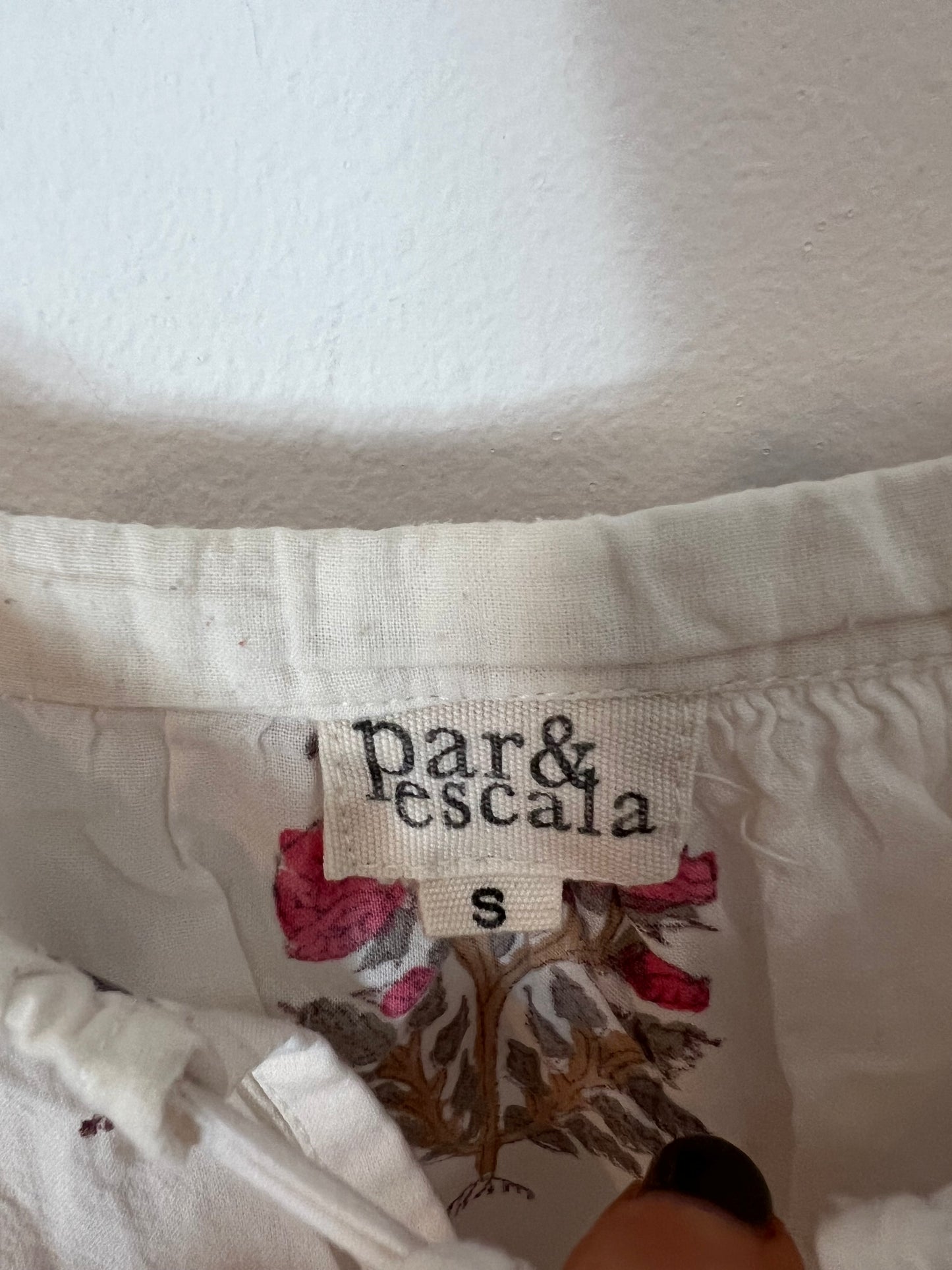 PAIR &amp; SCALE. White blouse with pink flower print Ts