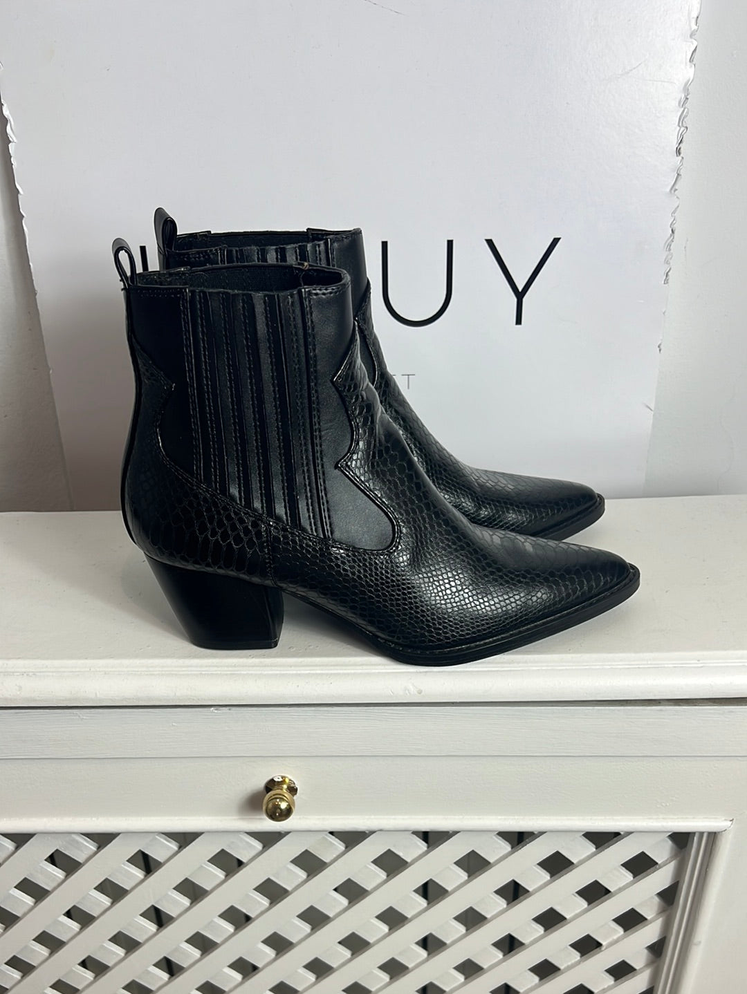 PARFOIS. Botines negros piel efecto animal print. T 38