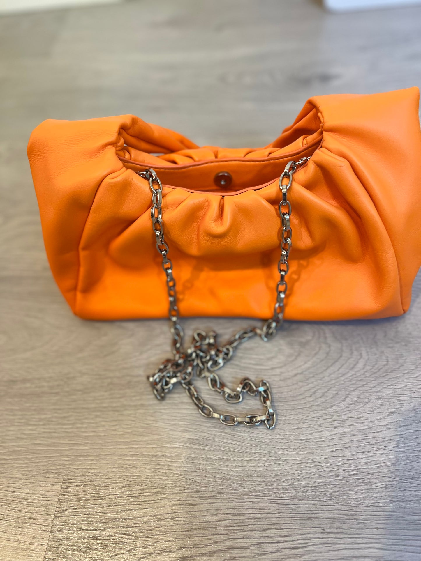 BERHKA. Bolso naranja efecto piel