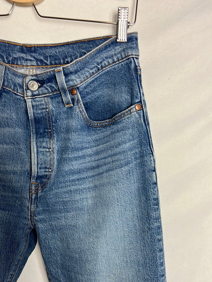 LEVI'S. Medium wash straight-leg denim. Size 38