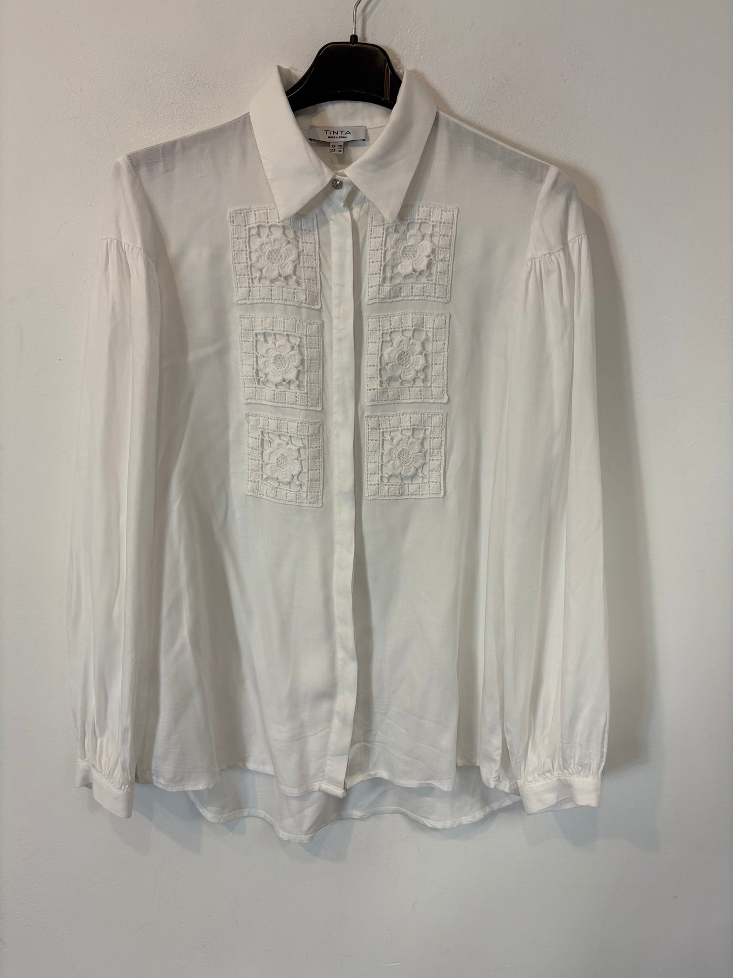 TINTA. Blusa blanca fluida detalles