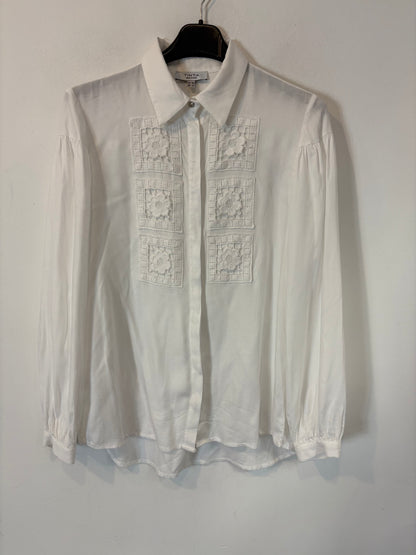 TINTA. Blusa blanca fluida detalles