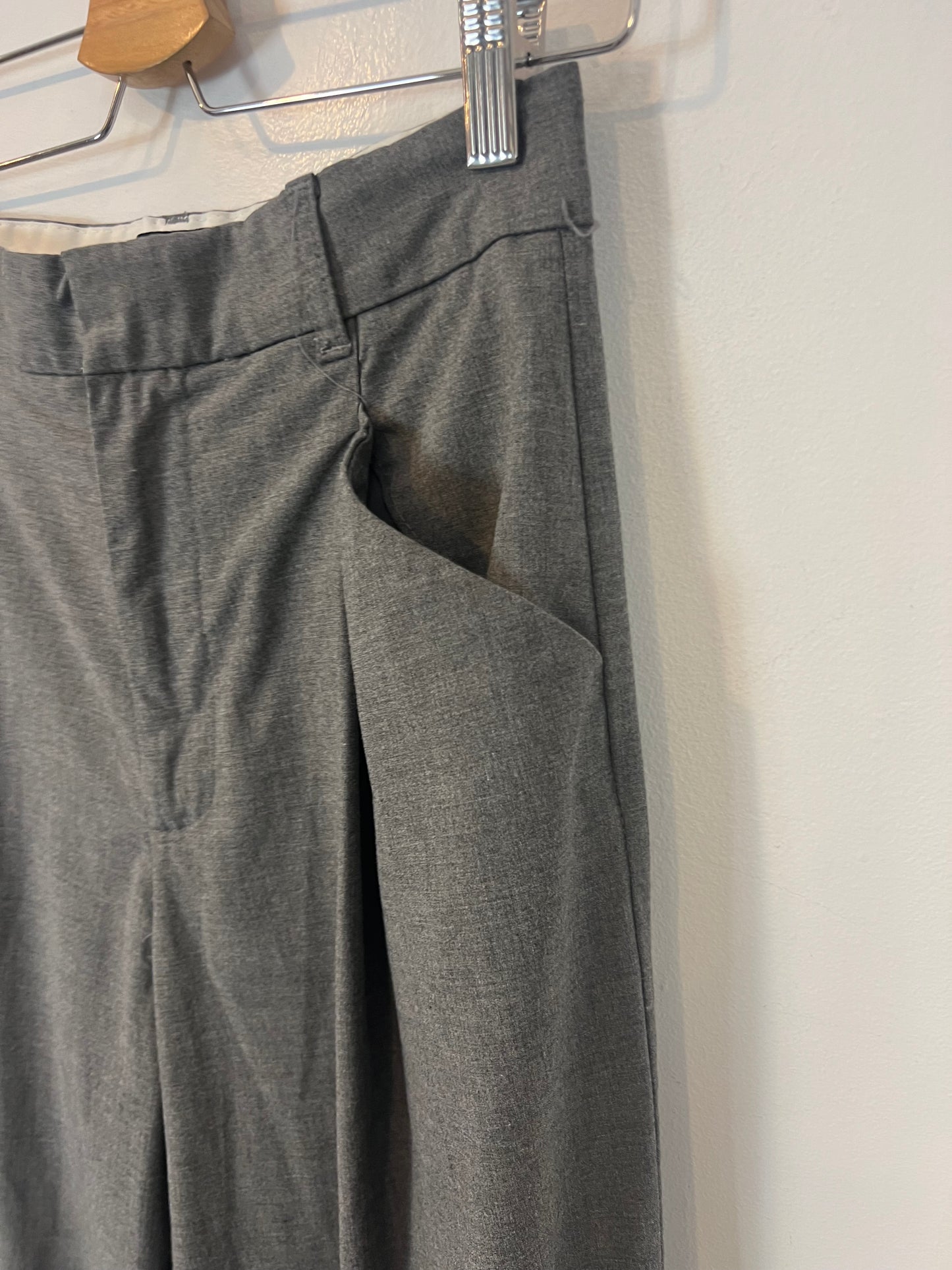 ZARA. Pantalón pinzas gris. T S
