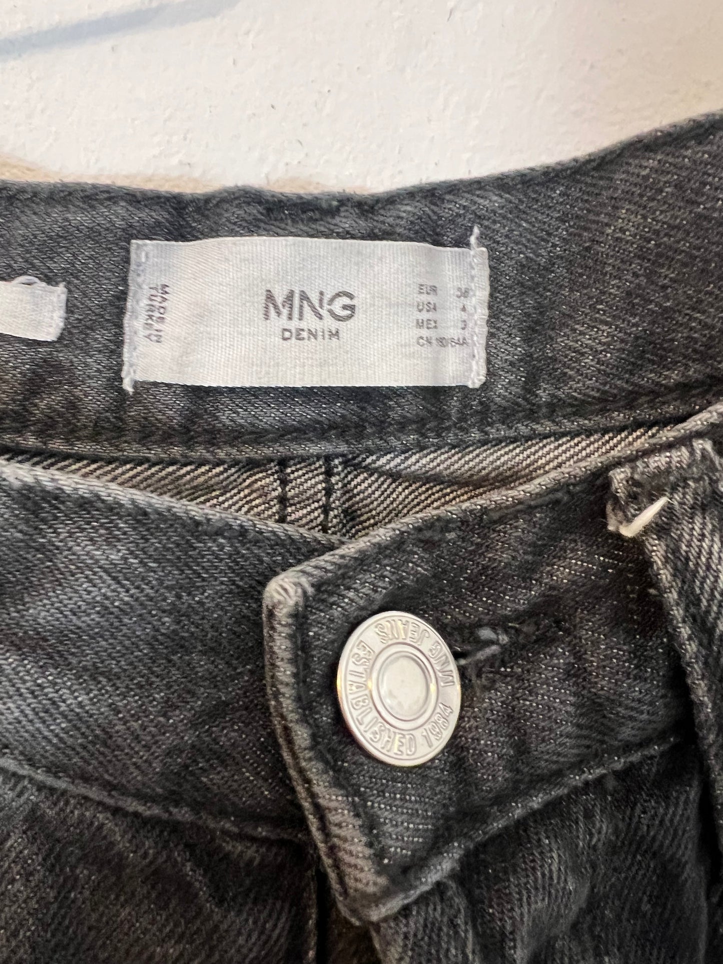 MANGO. Black buttoned straight denim. T 36