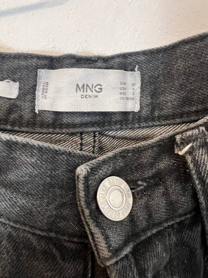 MANGO. Black buttoned straight denim. T 36