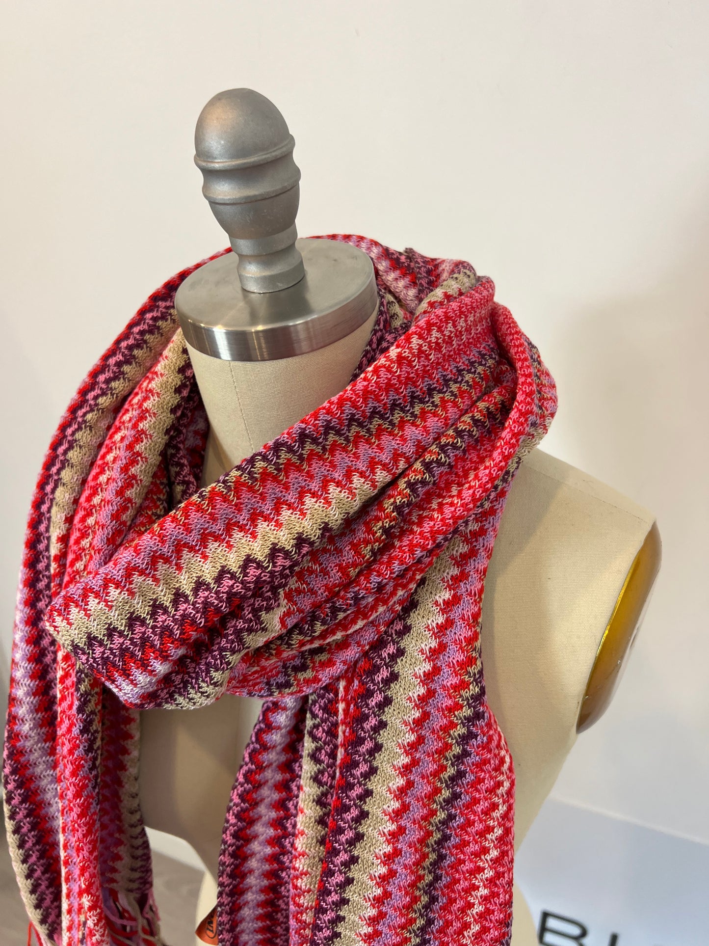 MISSONI. Zigzag cotton scarf with red and pink fringes