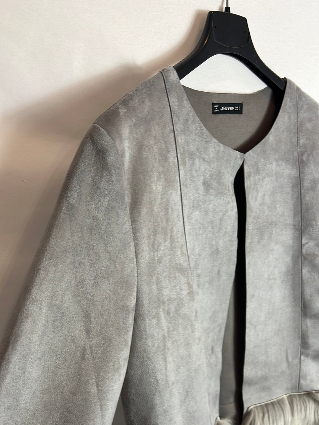 JEUVRE. Chaqueta gris efecto piel. T S