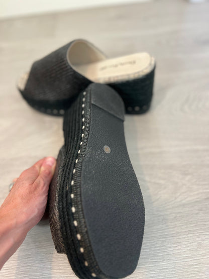 CHARLY FOX. Plataformas negras rafia T.39