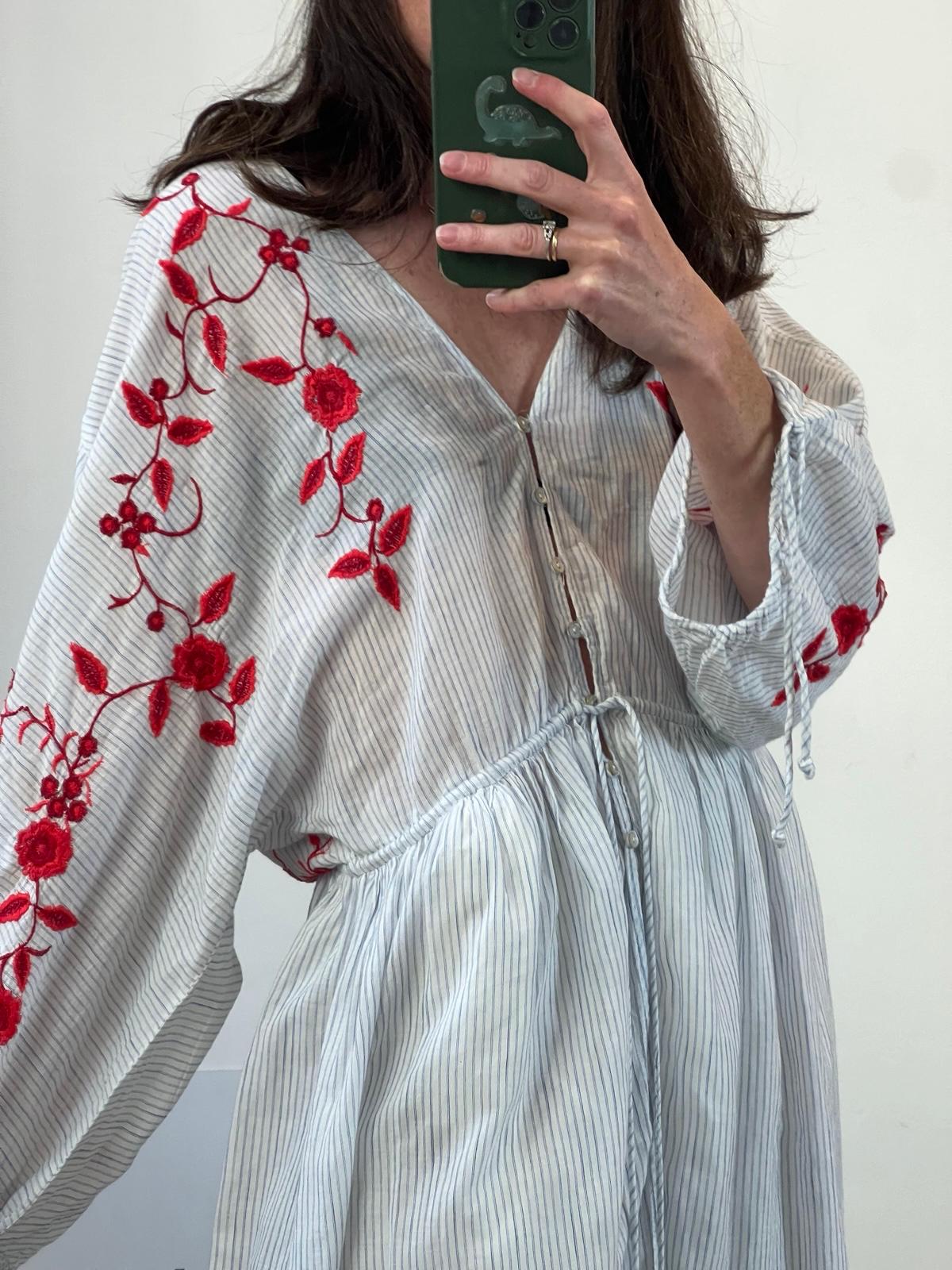 ZARA. kimono rayas y flores bordadas