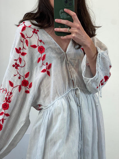 ZARA. kimono rayas y flores bordadas