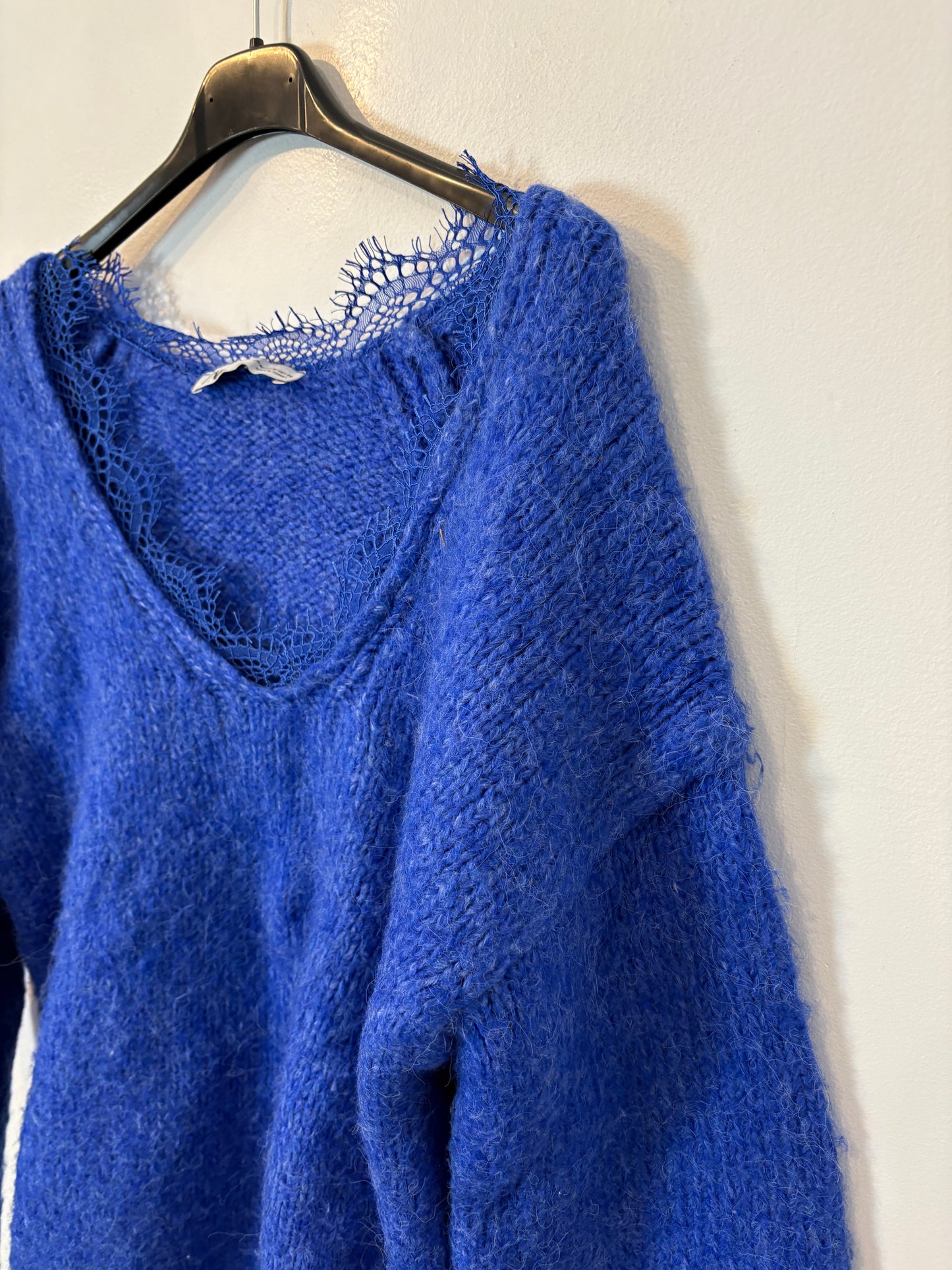 ZARA. Jersey azul  encaje