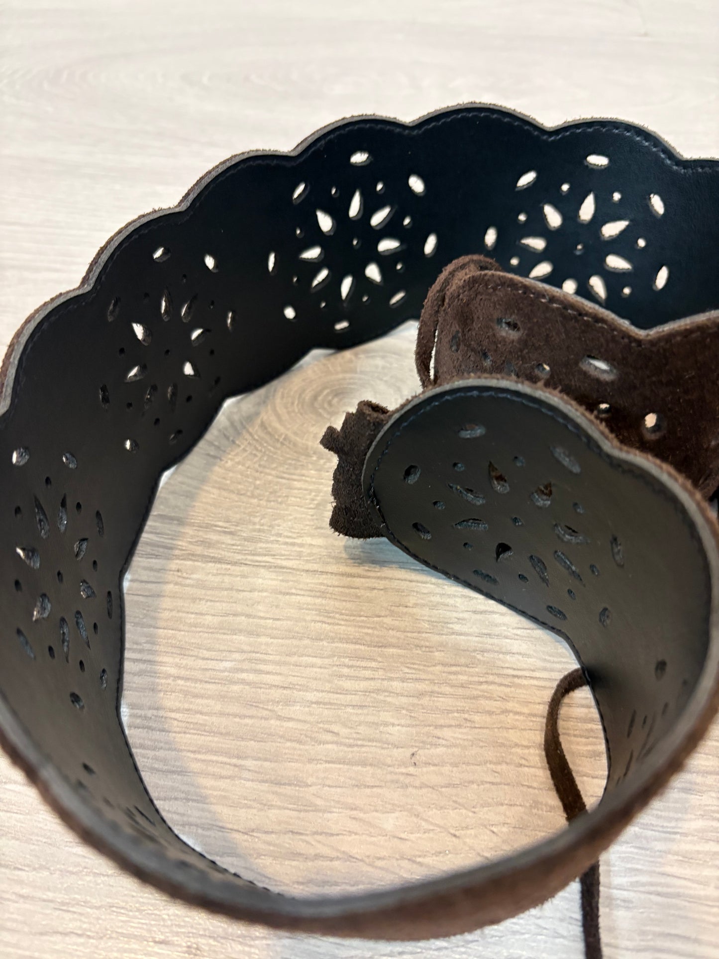 OTRAS. Cinturón marrón troquelado ajustable