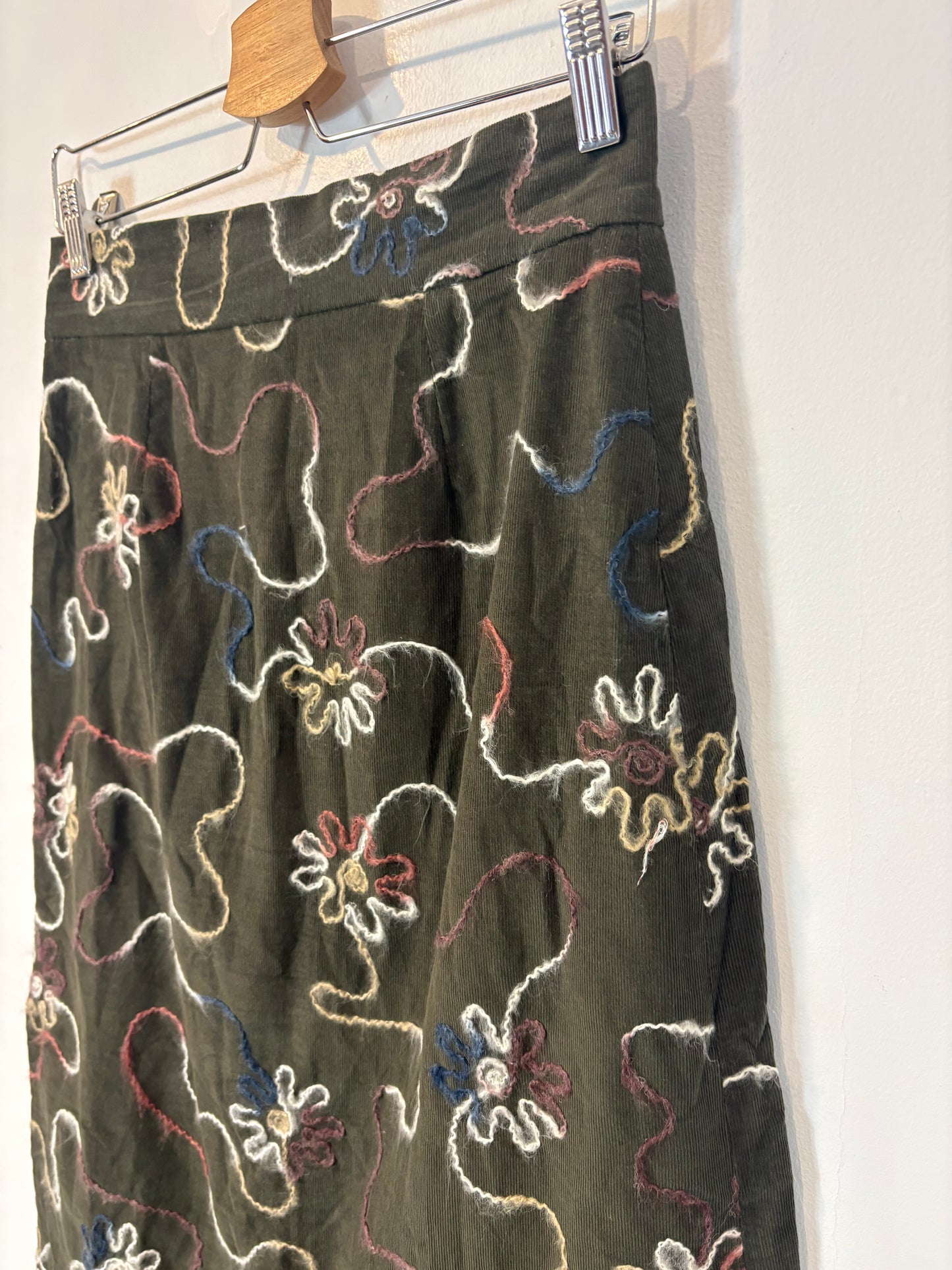 IPA BRAND. Falda midi verde bordados