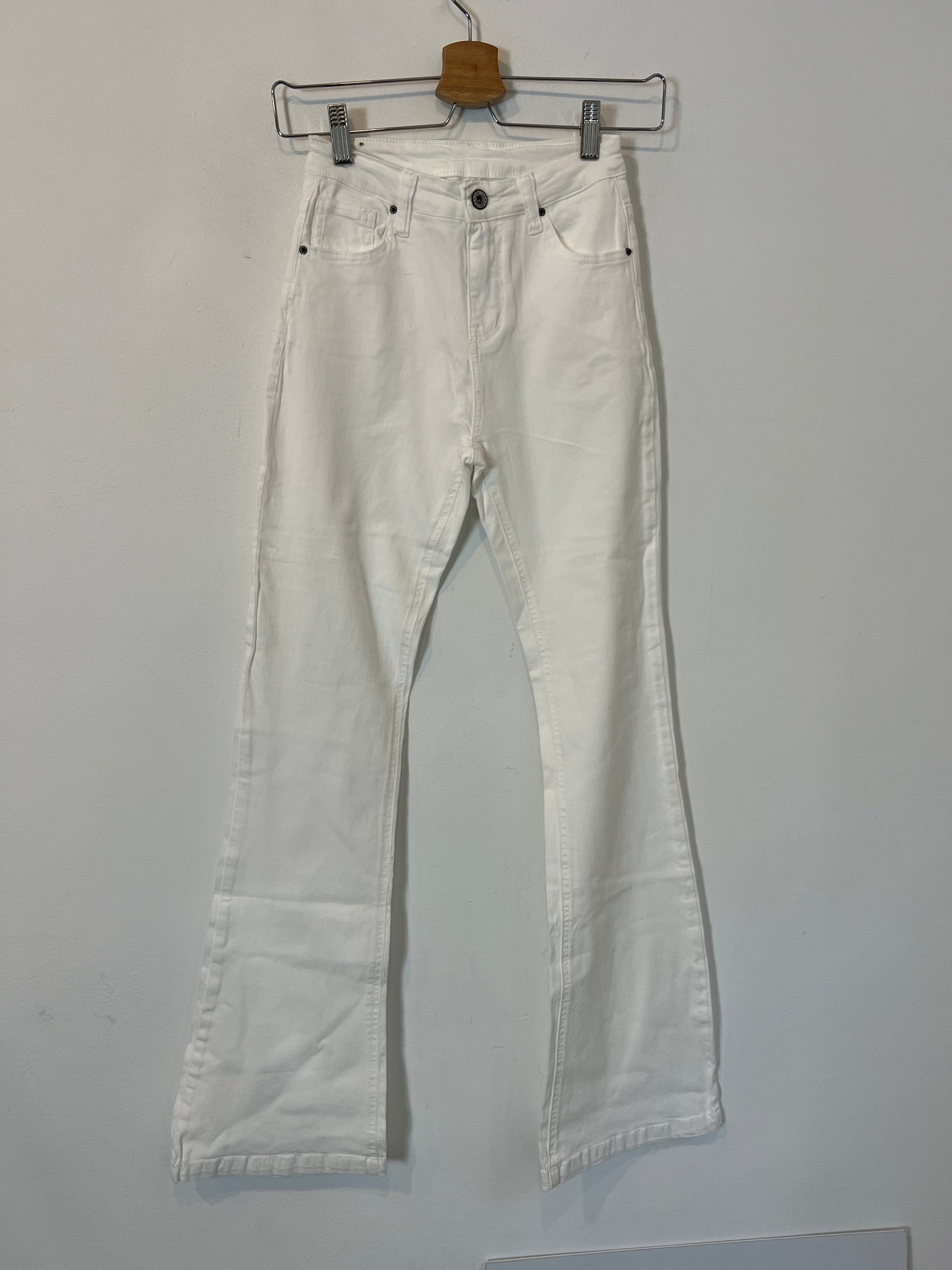 MULAYA. White bell-bottom Ts trousers