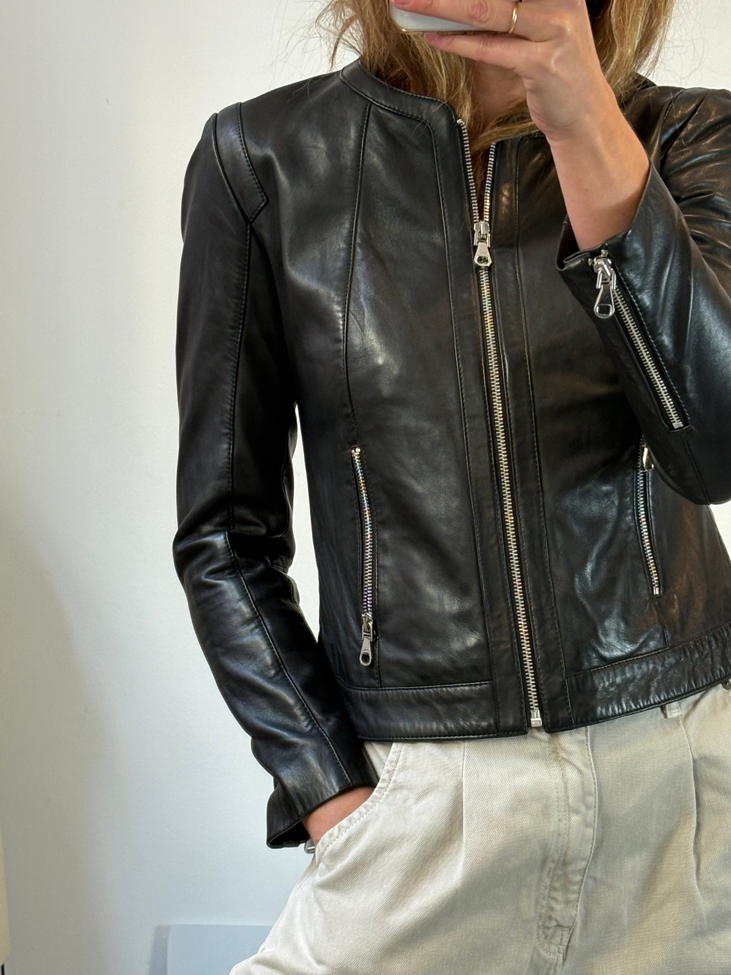 UTERQÜE. Chaqueta negra piel