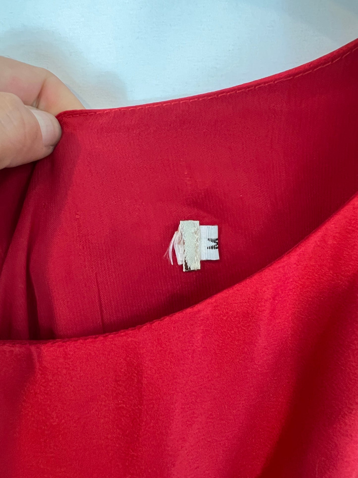 MOSCHINO. Vestido midi rojo  satinado. T M (s)