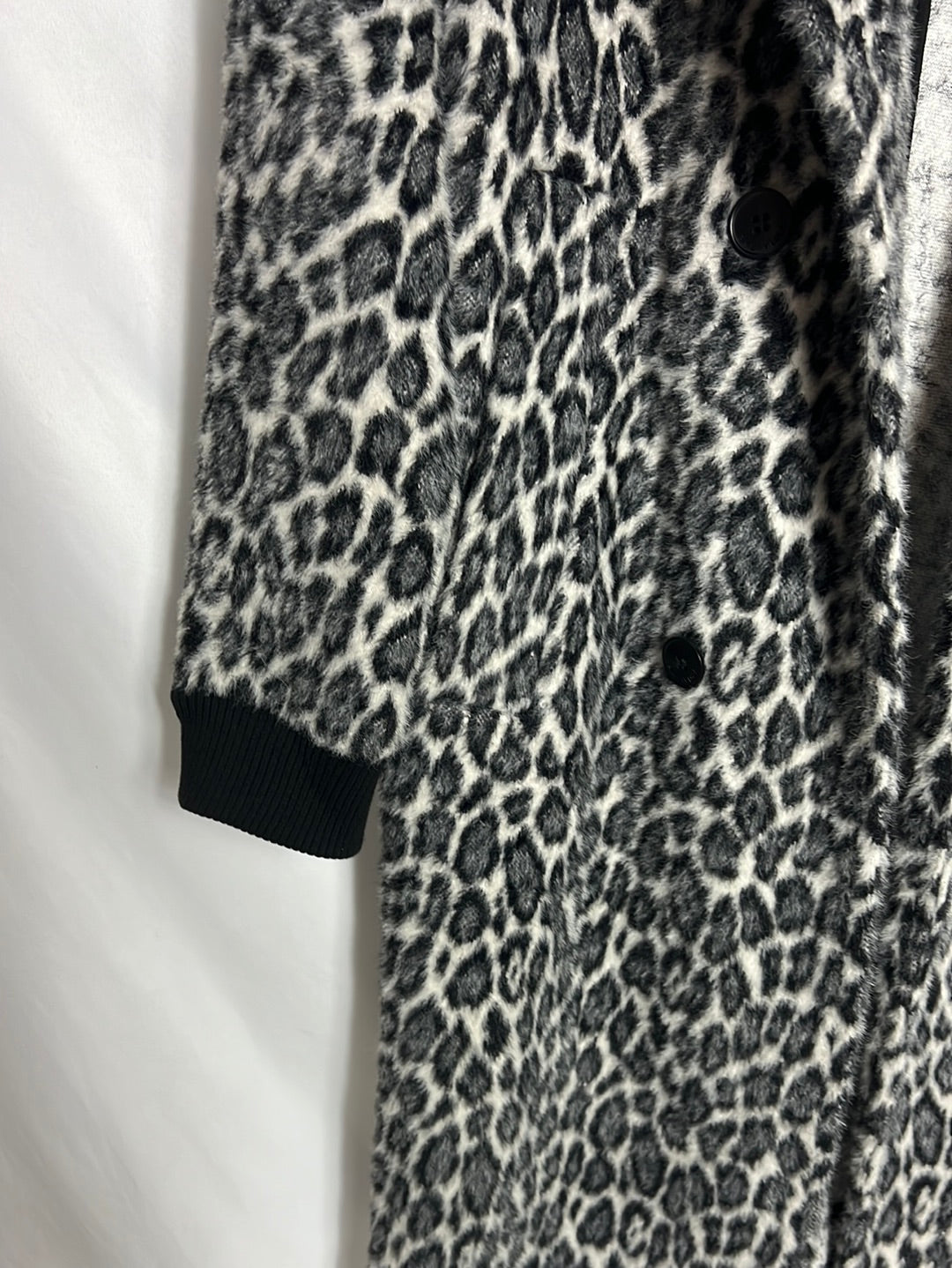 BIMBA Y LOLA. Abrigo textura animal print. TS