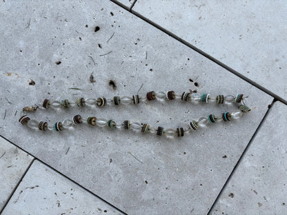 OTRAS. Collar largo detalle cierre