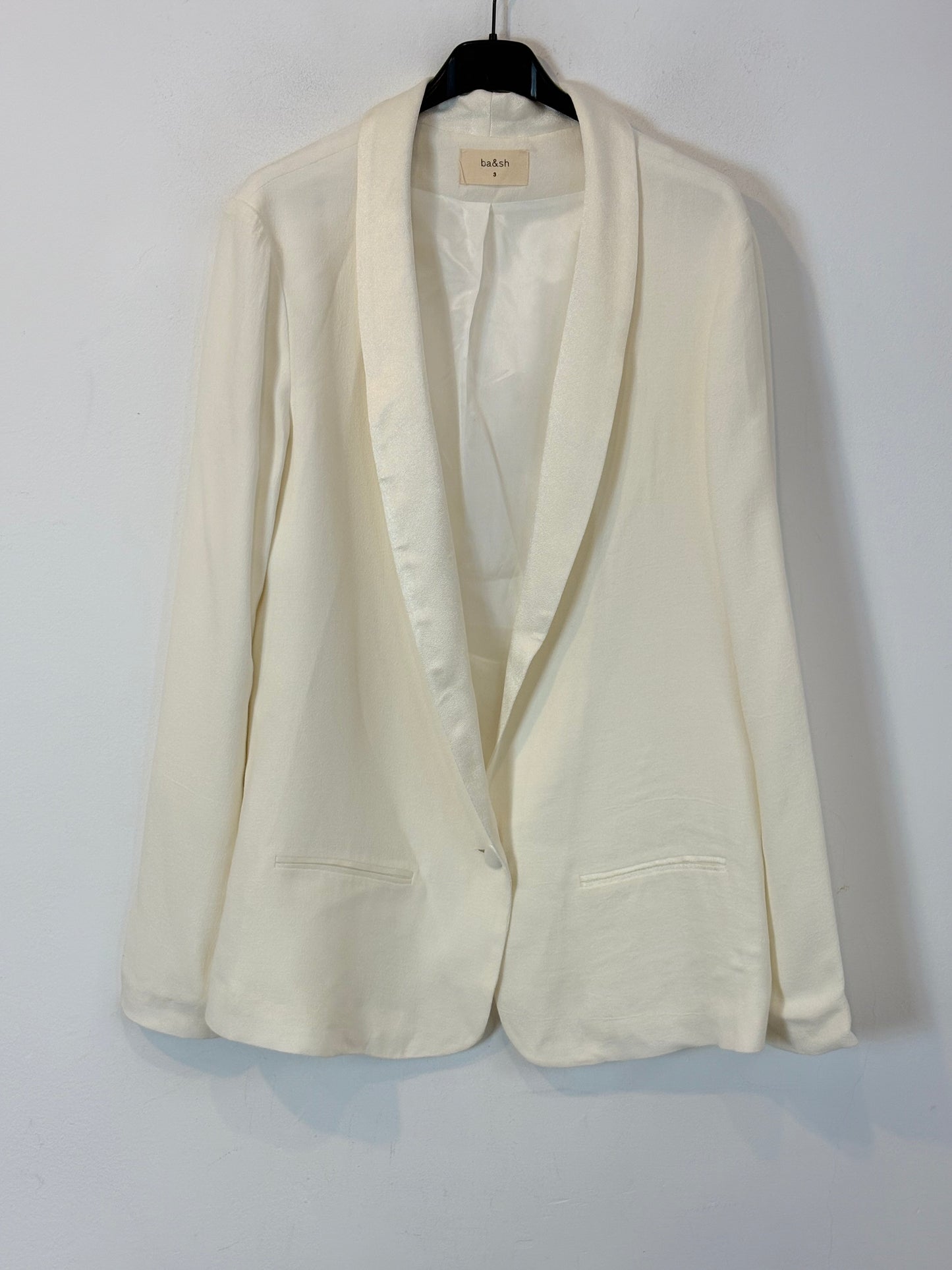 BA&SH. Blazer blanca solapa satinada.