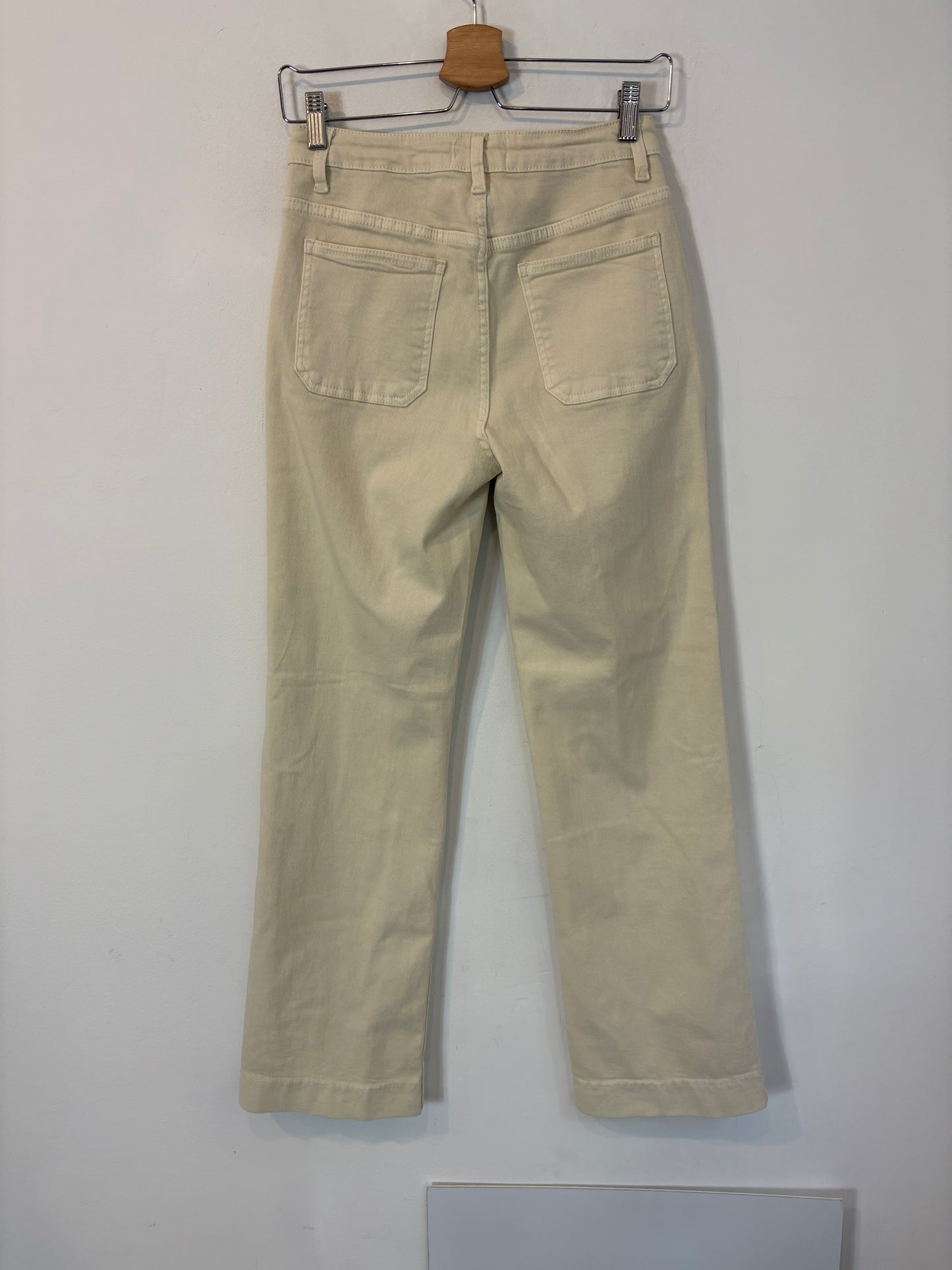 Pantalón beige recto bolsillos