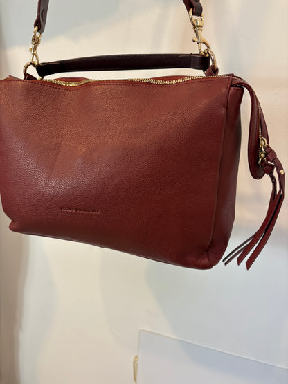 ADOLFO DOMINGUEZ. Bolso piel burdeos doble asa