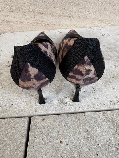 STUART WEITZMAN. Tacones piel animal print