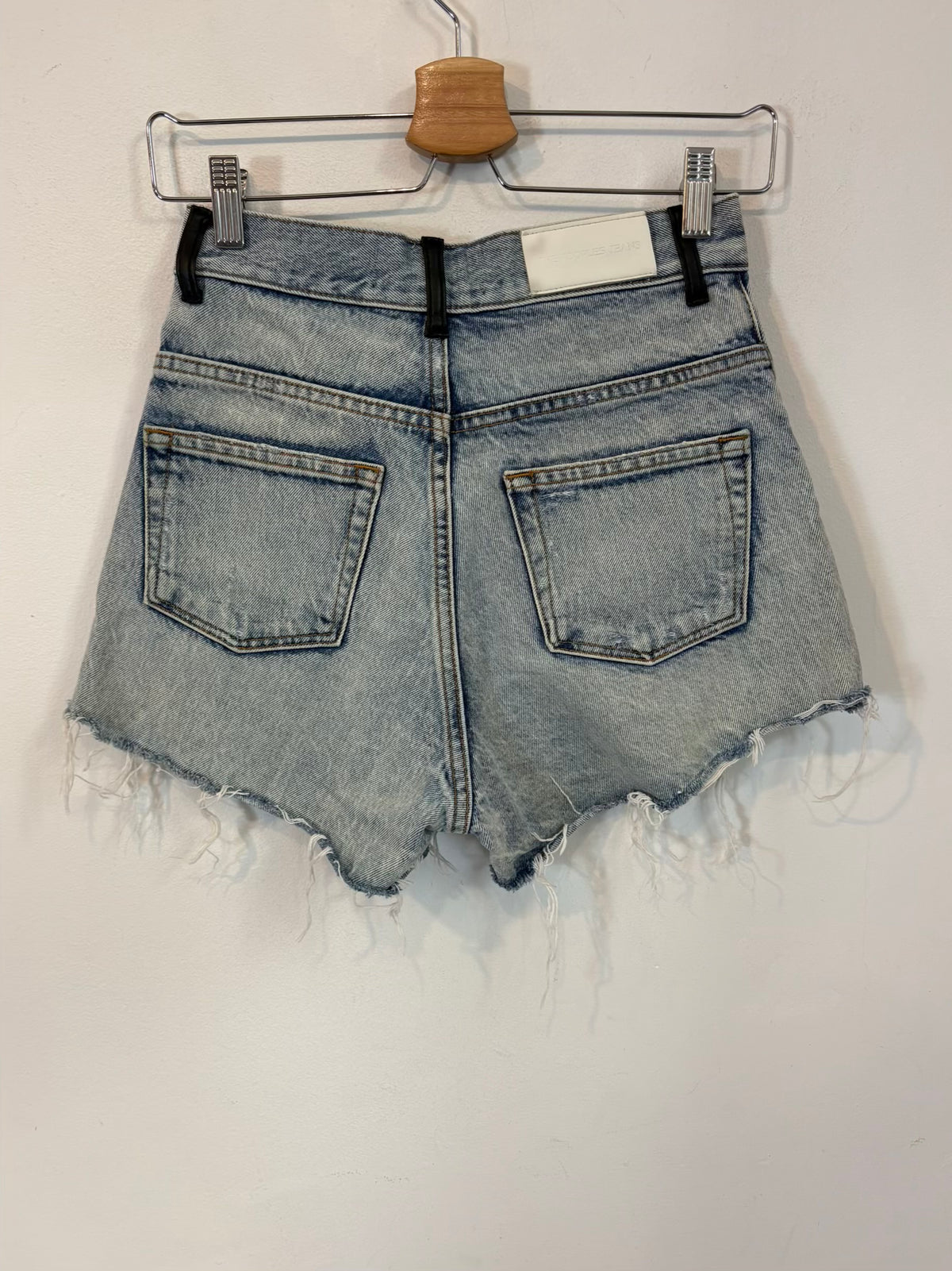 THE KOOPLES. Denim short abotonado detalle hebillas