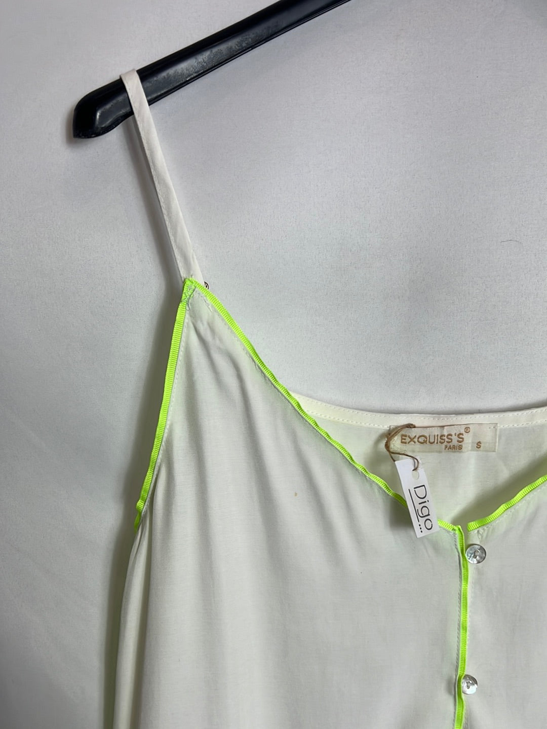 EXQUISS’S. Top blanco abotonado detalle flúor. T S (Tara)