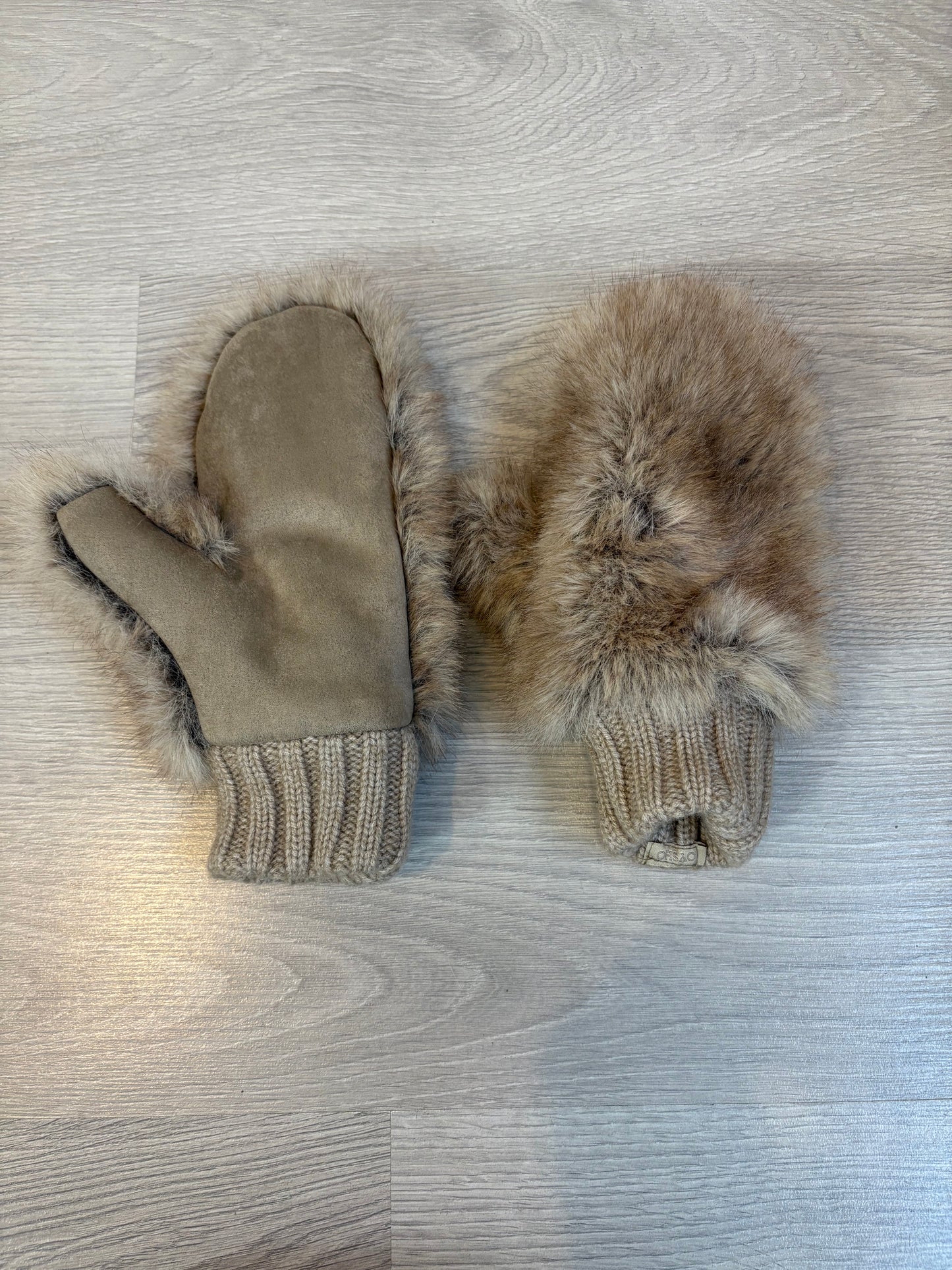 OYSHO. Manoplas pelo tonos beiges