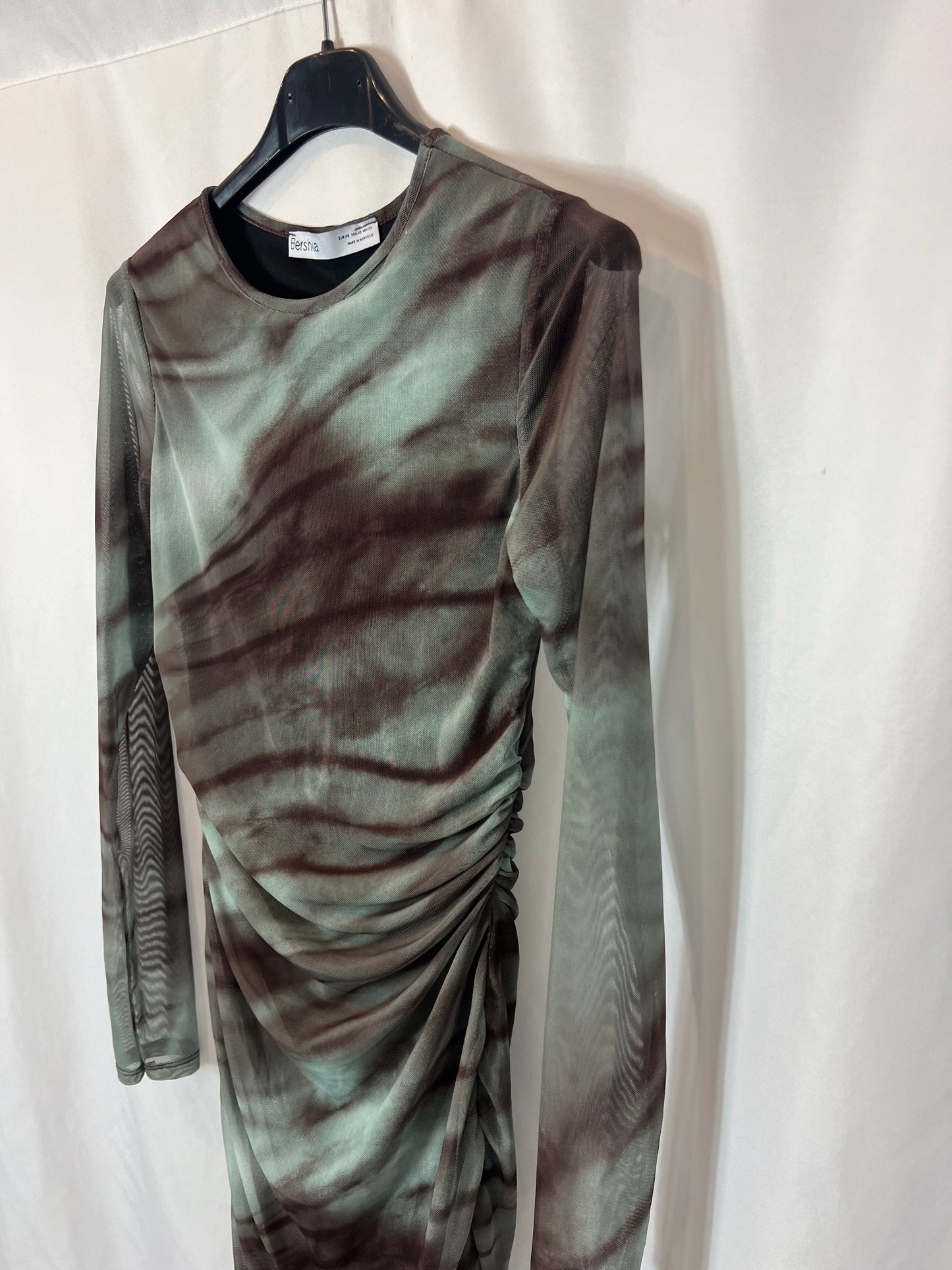 BERSHKA. Vestido fruncido verde T.xs