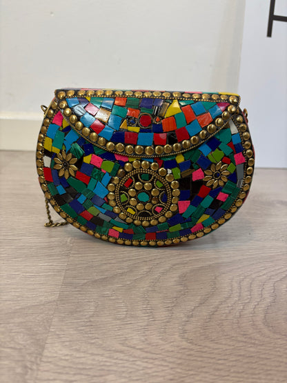 OTRAS. Bolso rígido piedras colores