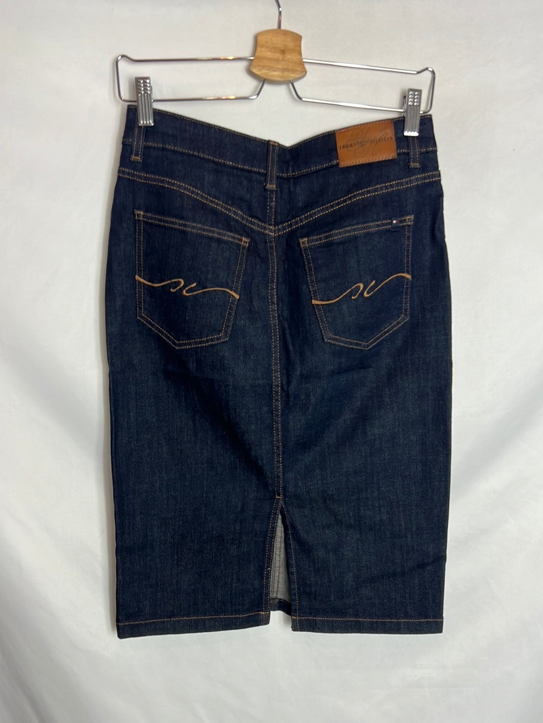 TOMMY HILFIGUER. Dark denim skirt S.6(l)