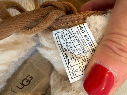 UGG. Botines clásicos cordones. T 39