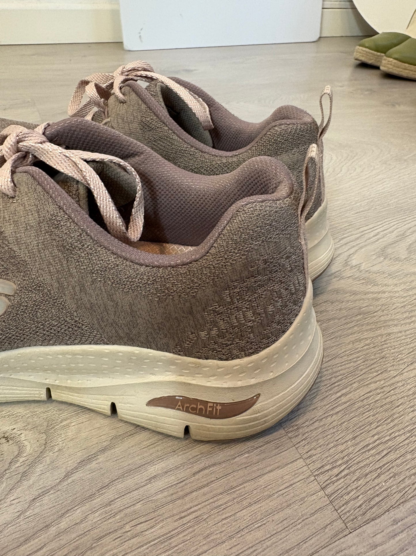 SKECHERS. Zapatillas casual beige textura. T 40