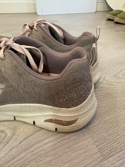 SKECHERS. Zapatillas casual beige textura. T 40