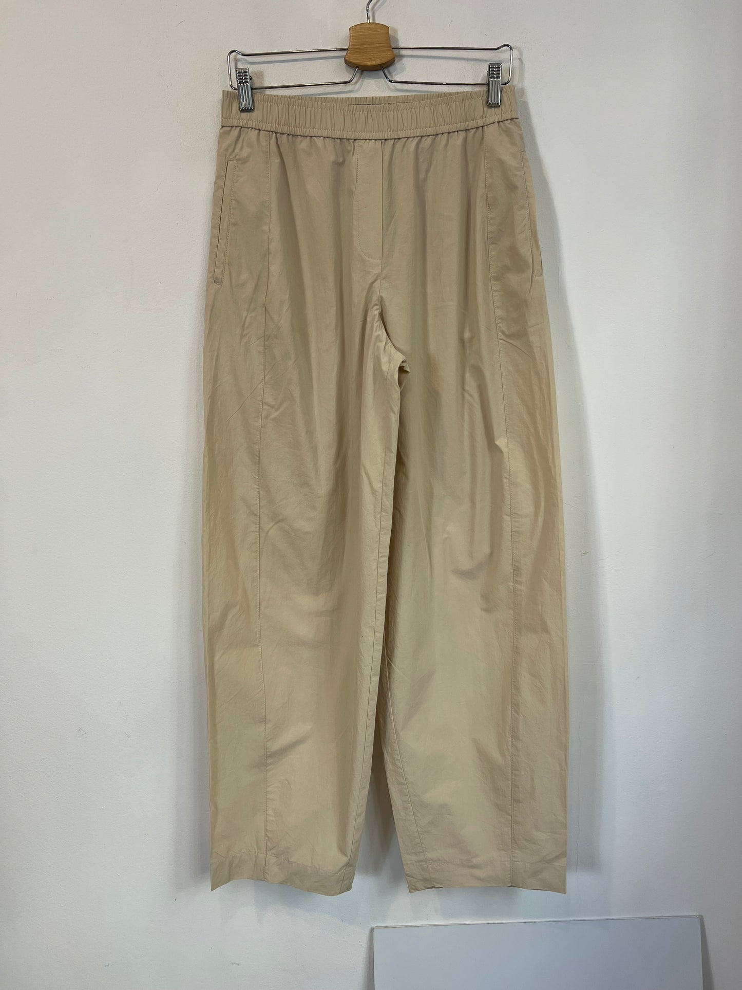 MANGO. Pantalón beige textura